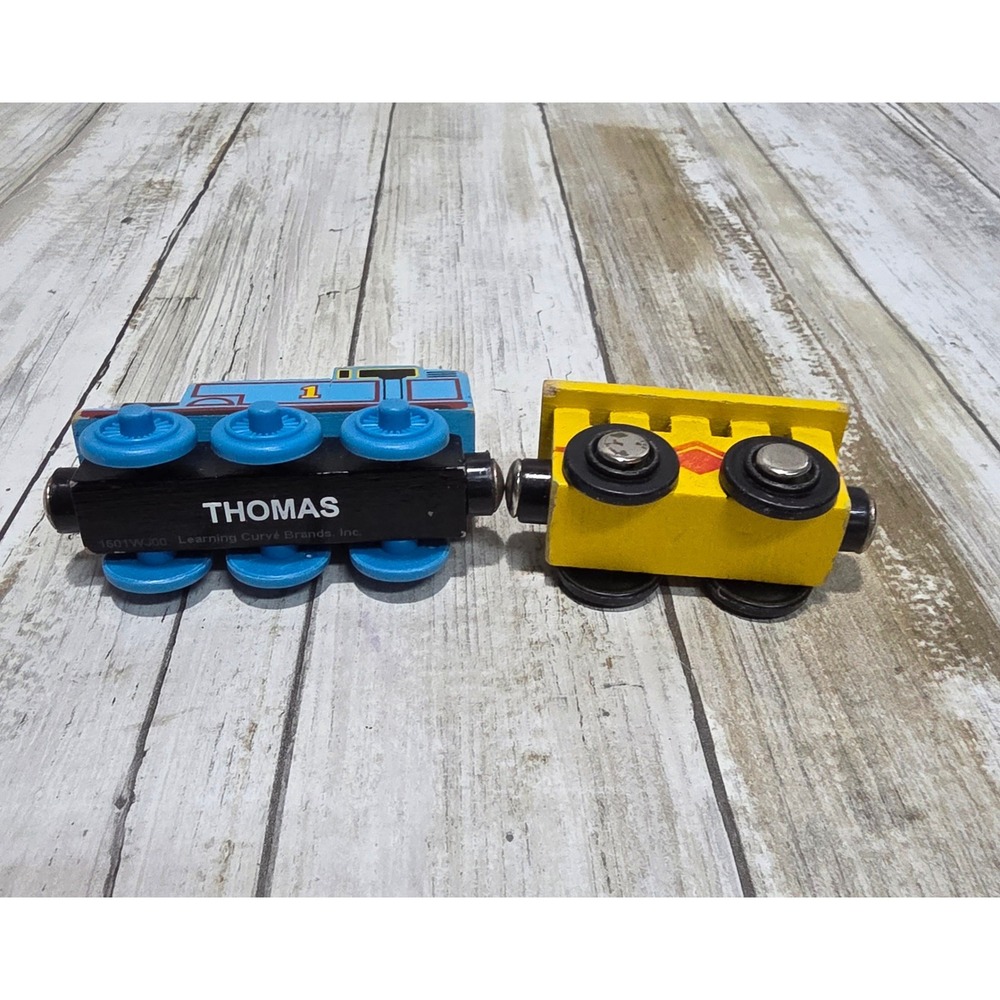 Thomas & Friends Wooden Railway Thomas Engine and Yellow Cargo Car 2001 1501WJ00 - Picture 6 of 7